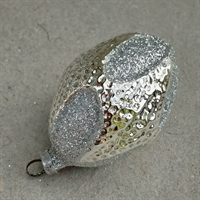 kantet oval julekugle sølvfarvet med sølvglitter gammel julepynt glaskugle